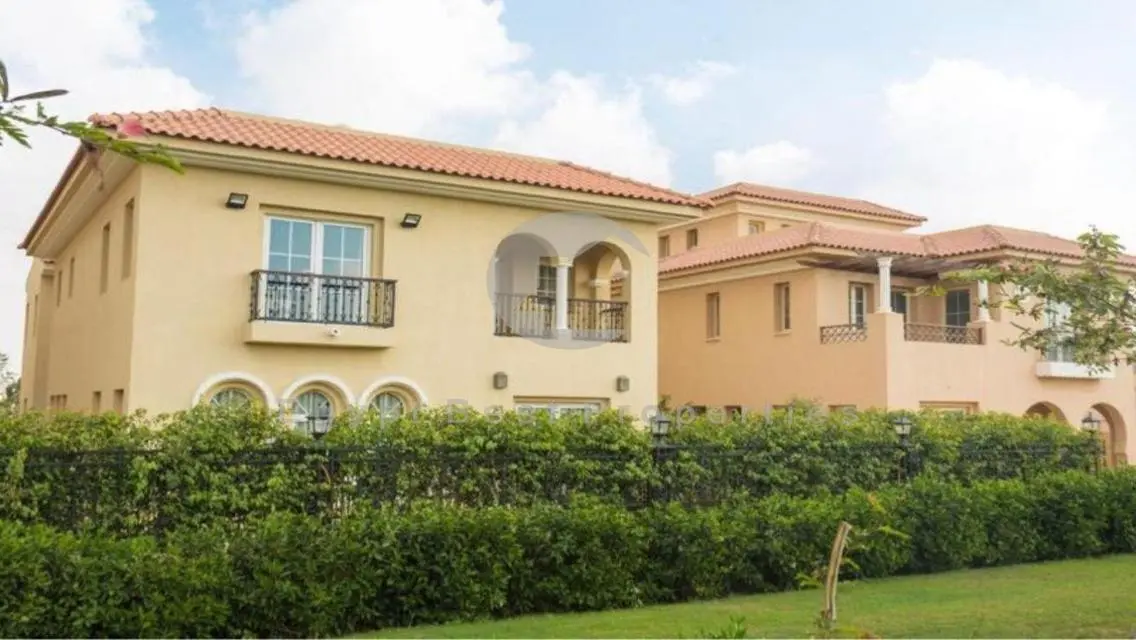 Villa for sale in Hyde Park New Cairo12 year insta