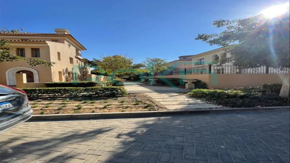 Villa for sale in Hyde park in very prime location