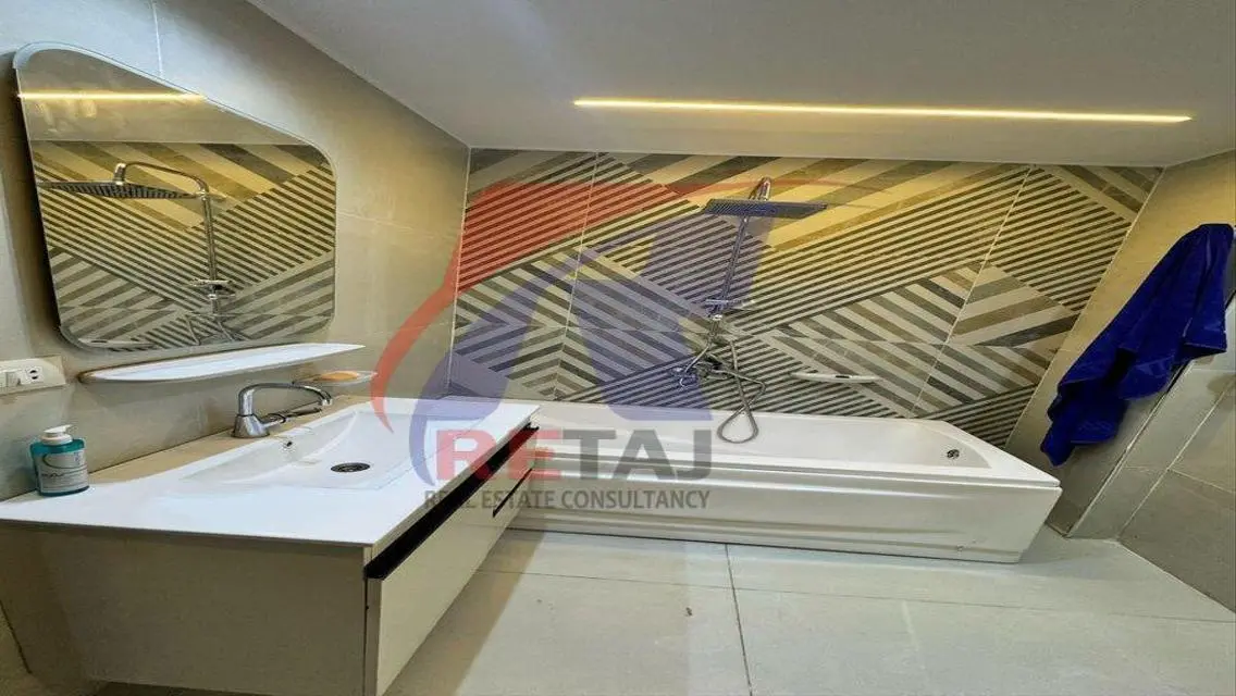 شقة الترا للايجار المفروش في شارع مميز في التامنة.