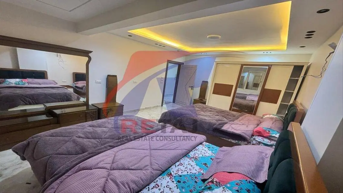 شقة الترا للايجار المفروش في شارع مميز في التامنة.