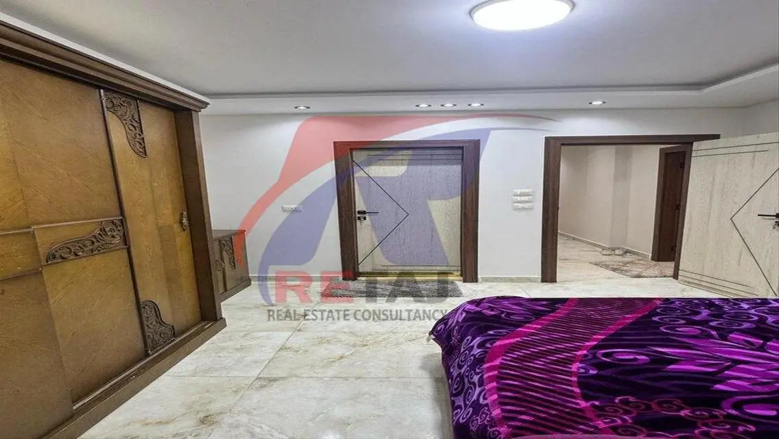 شقة الترا للايجار المفروش في شارع مميز في التامنة.