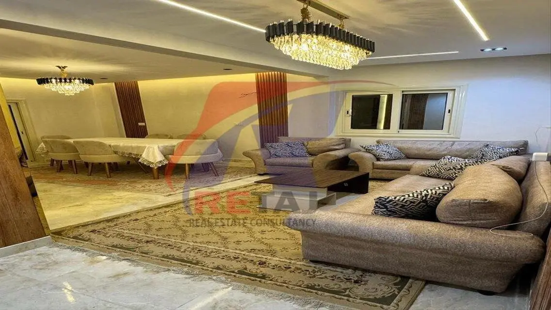 شقة الترا للايجار المفروش في شارع مميز في التامنة.