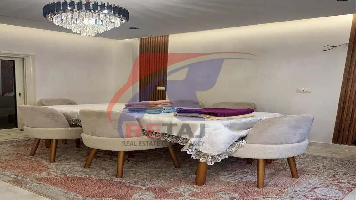 شقة الترا للايجار المفروش في شارع مميز في التامنة.