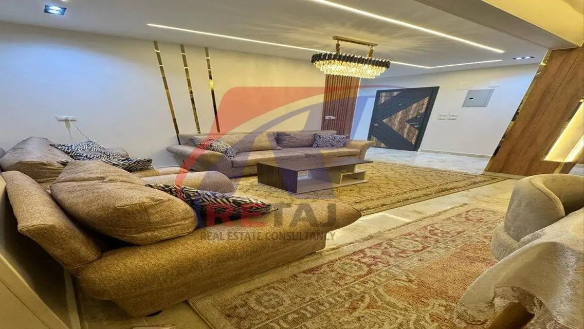شقة الترا للايجار المفروش في شارع مميز في التامنة.