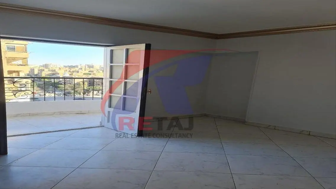 شقة لقطة ايجار قانون جديد في شارع مميز في السادسة.
