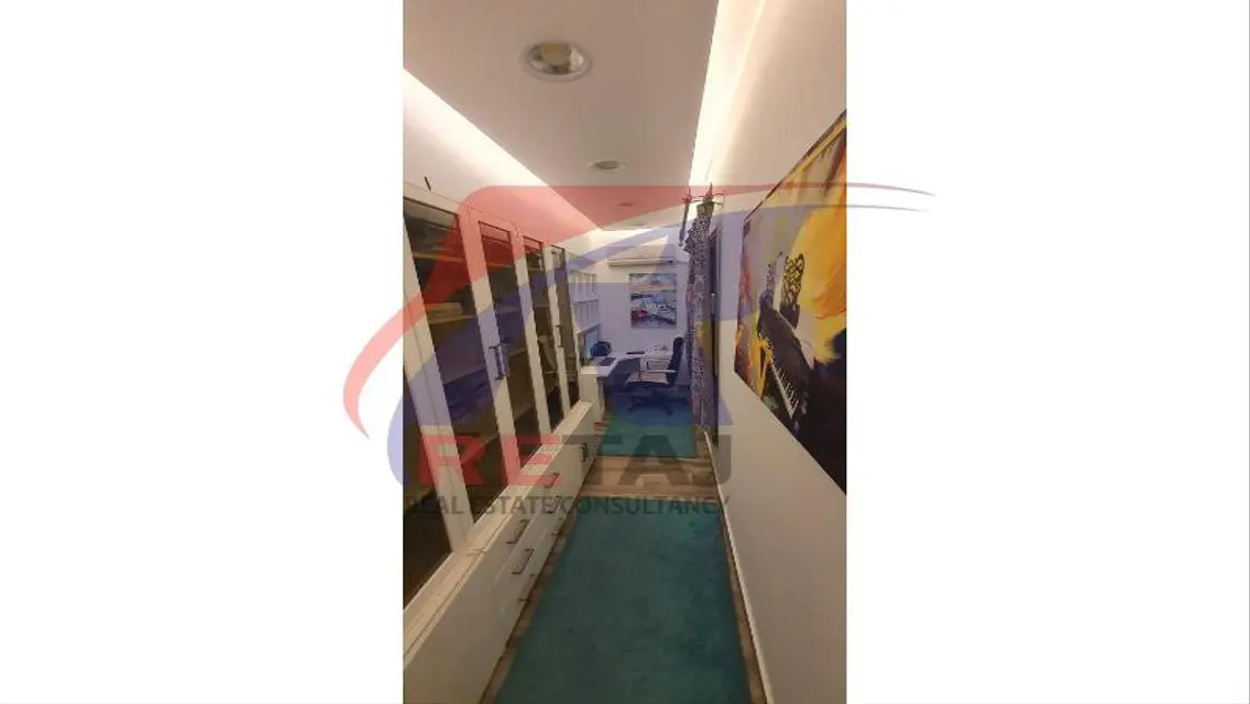 شقة مميزة للبيع فيومفتوح بالحي التامن مدينه نصر  .