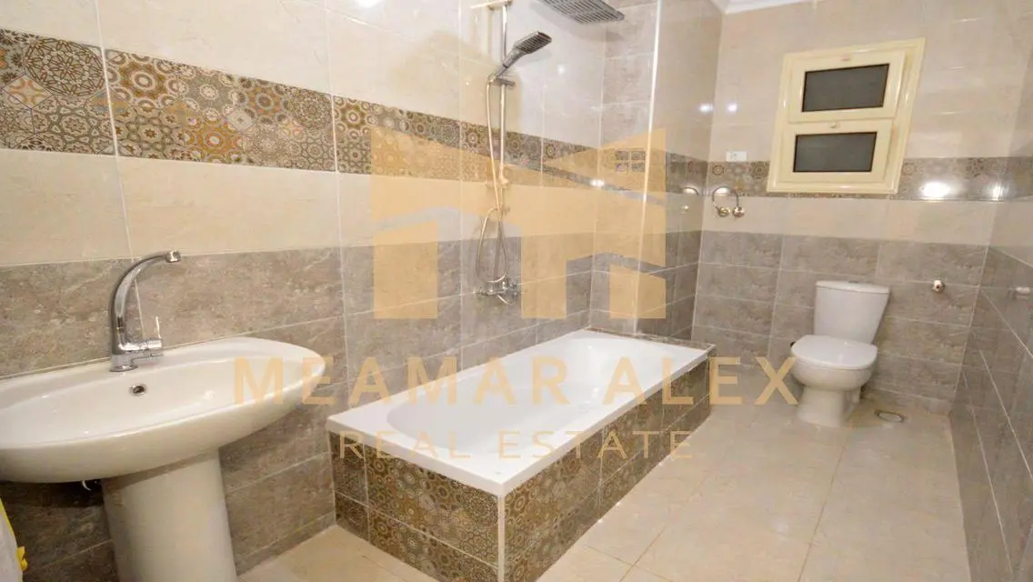 شقة مميزه للبيع كفر عبده 190 شارع سكينة بنت الحسين