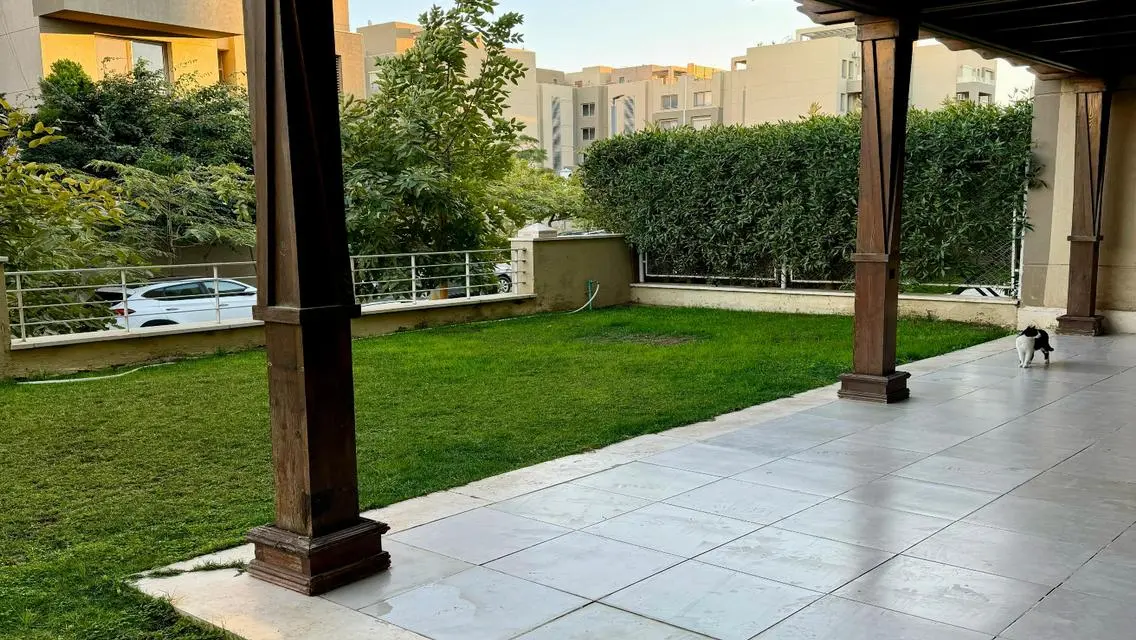شقة للإيجار أرضي بجاردن فيليج جيت بالم هيلز