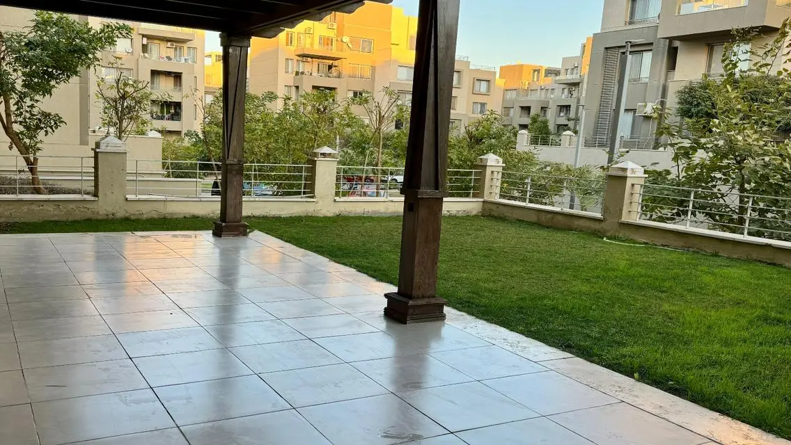 شقة للإيجار أرضي بجاردن فيليج جيت بالم هيلز