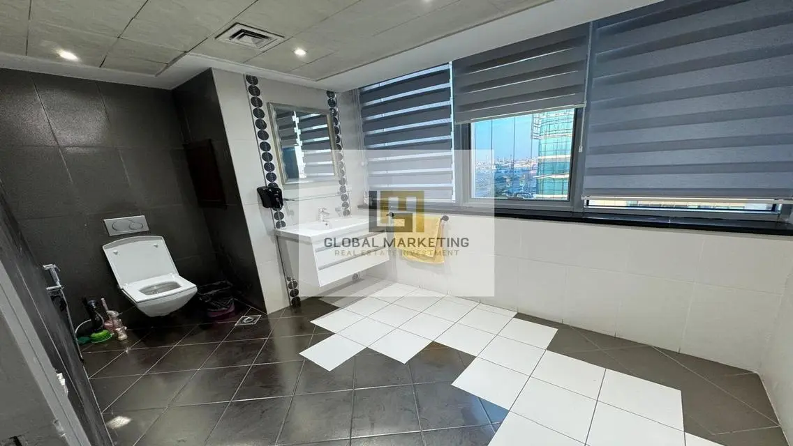 Finished Office 658m For rent in 90th St Direct
