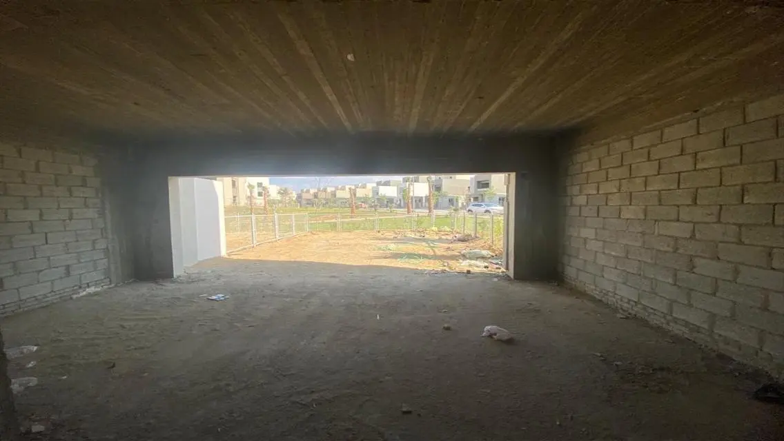 فيلا فاخرة مع حديقة خاصة ومسبح مشترك للبيع