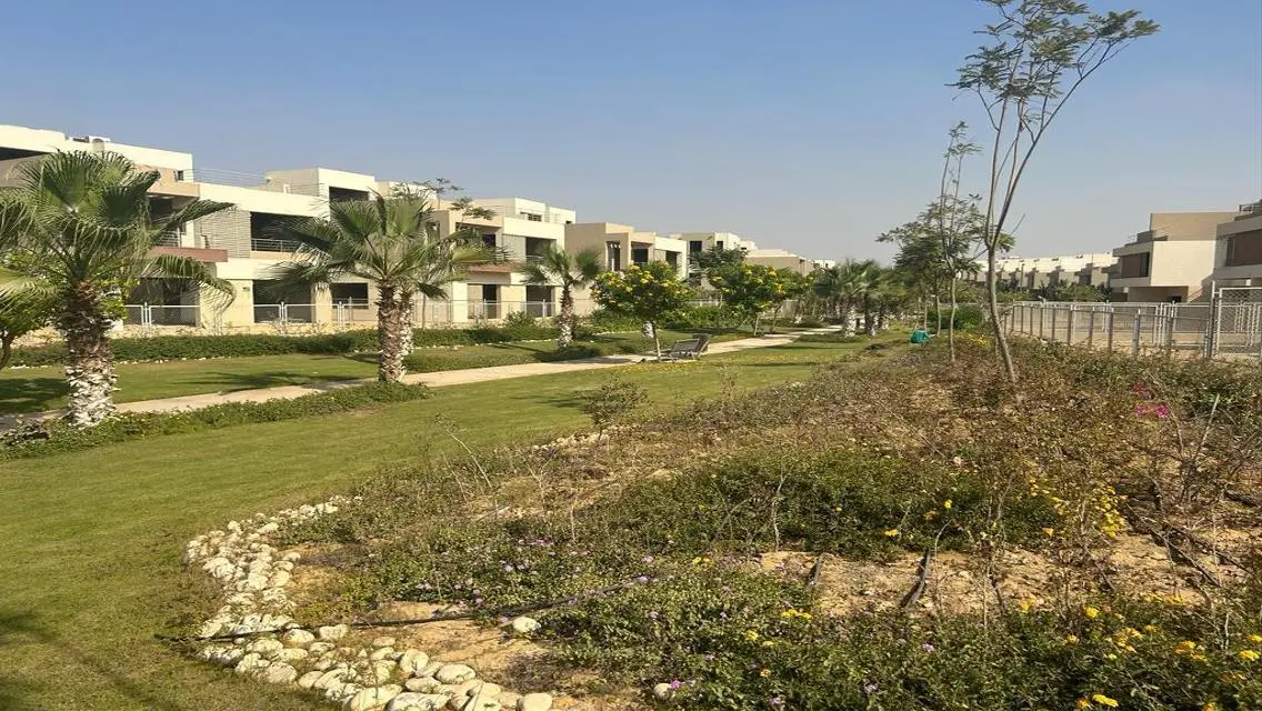فيلا فاخرة مع حديقة خاصة ومسبح مشترك للبيع