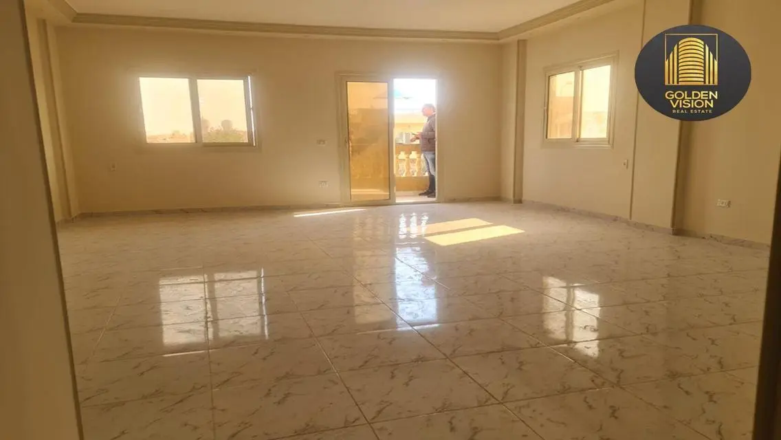 شقة للبيع  في الشروق الحي الثالث  215 م٢ بأقل سعر.