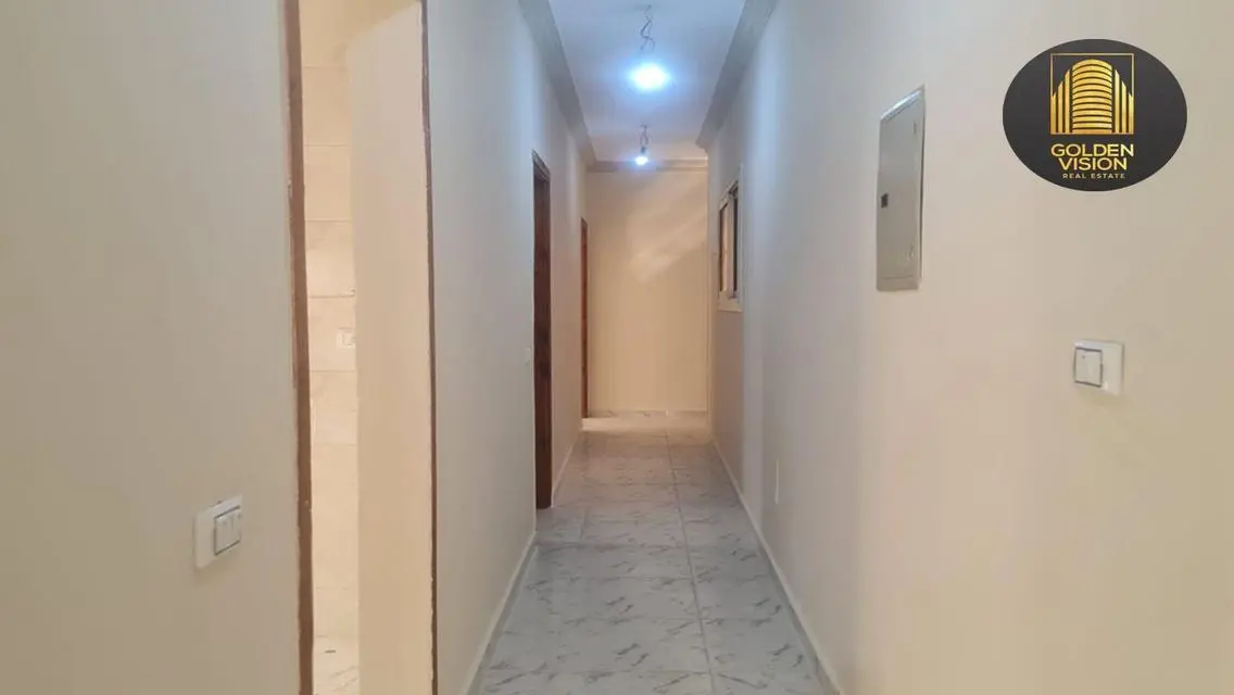 شقة للبيع  في الشروق الحي الثالث  215 م٢ بأقل سعر.