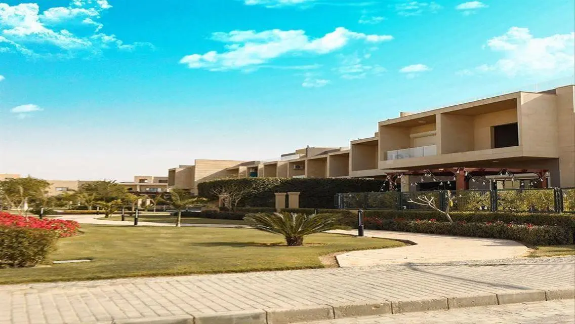 شقة واسعة بتصميم مميز في موقع مميز بجوار بالم هيلز
