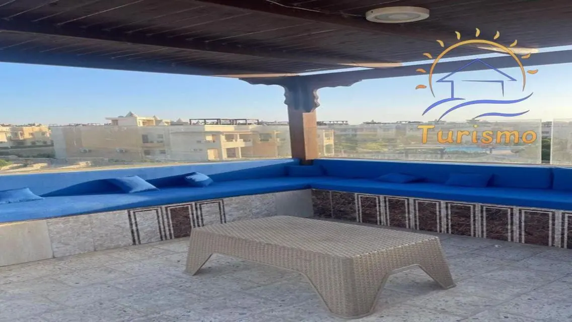 شقة فاخرة للبيع overlooking البحيرة