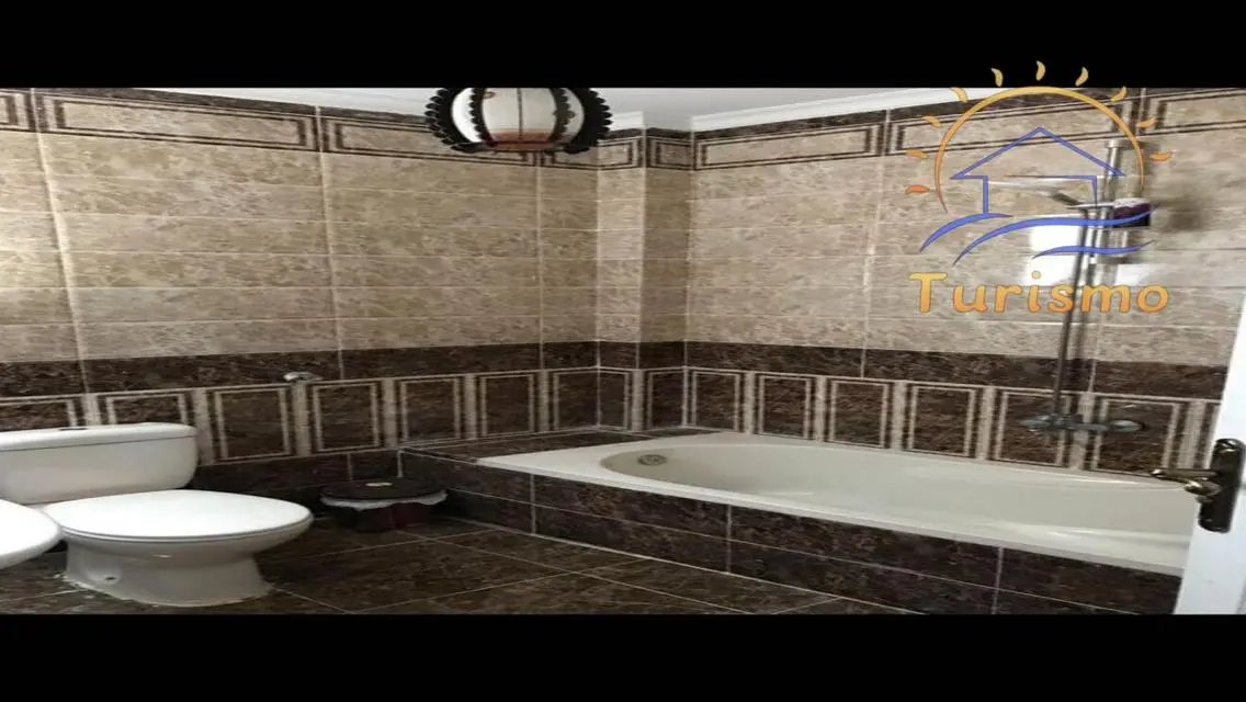 شقة فاخرة للبيع overlooking البحيرة