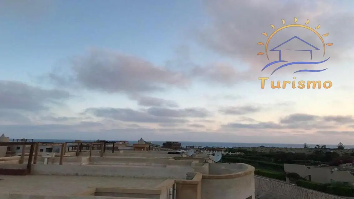 شقة فاخرة للبيع overlooking البحيرة
