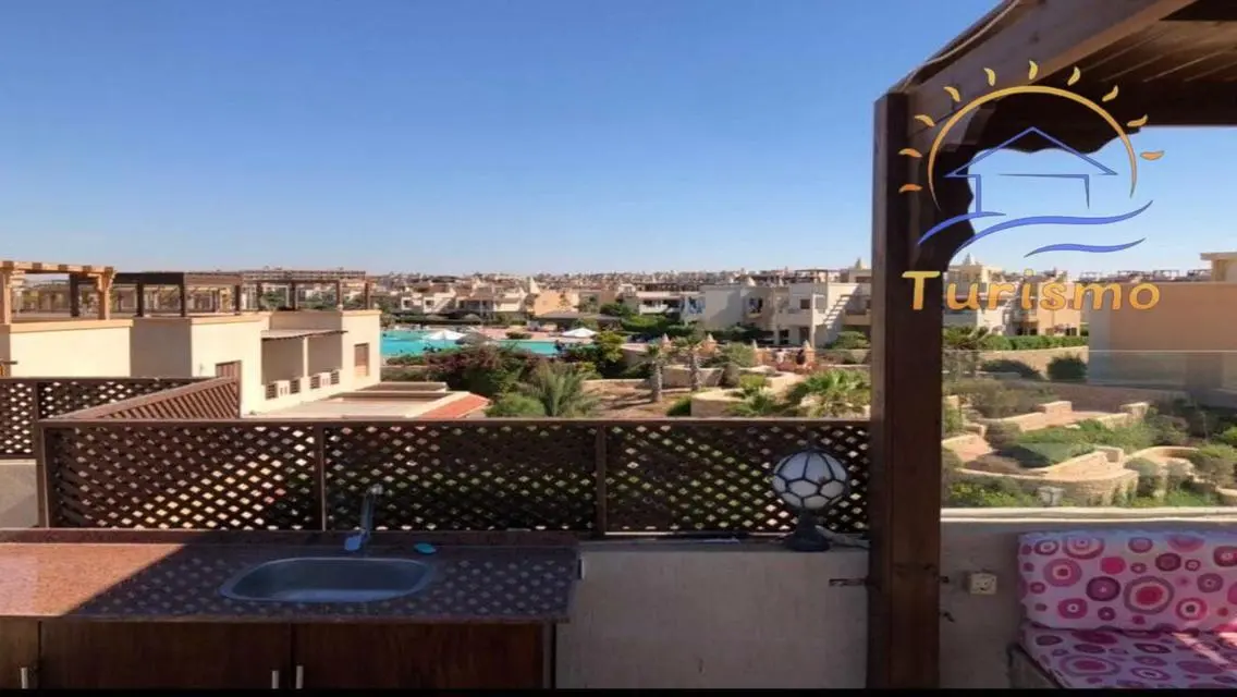 شقة فاخرة للبيع overlooking البحيرة