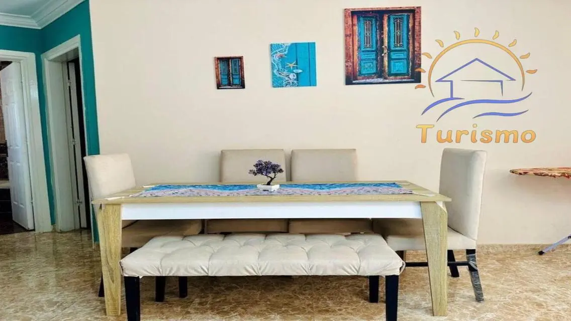 شقة فاخرة للبيع overlooking البحيرة