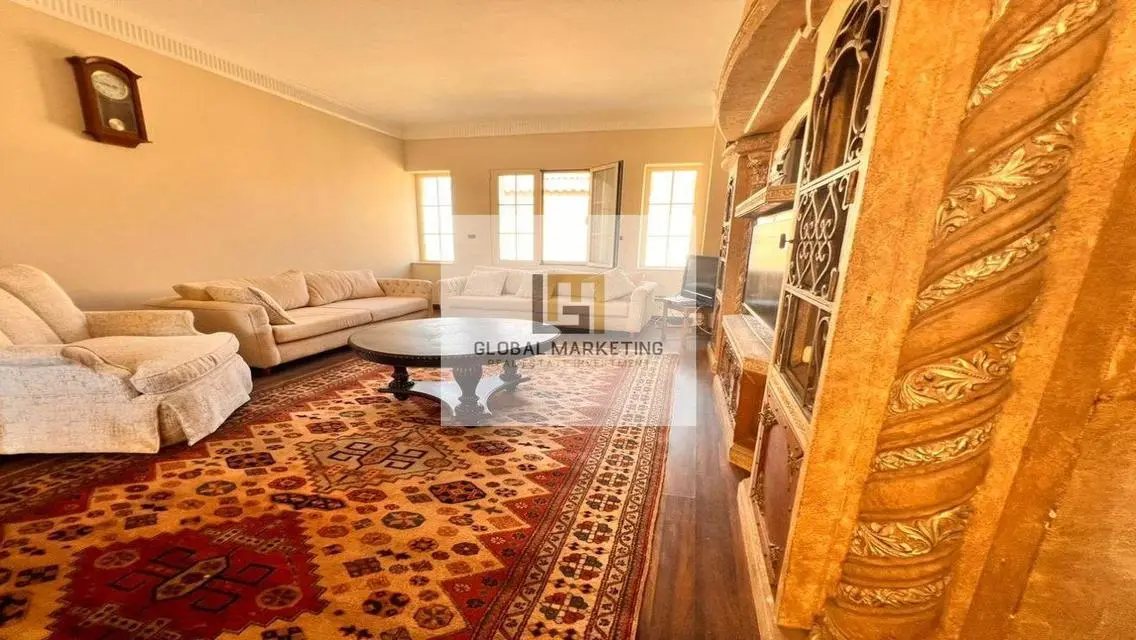 Standalone for rent with classic furniture in Hyde