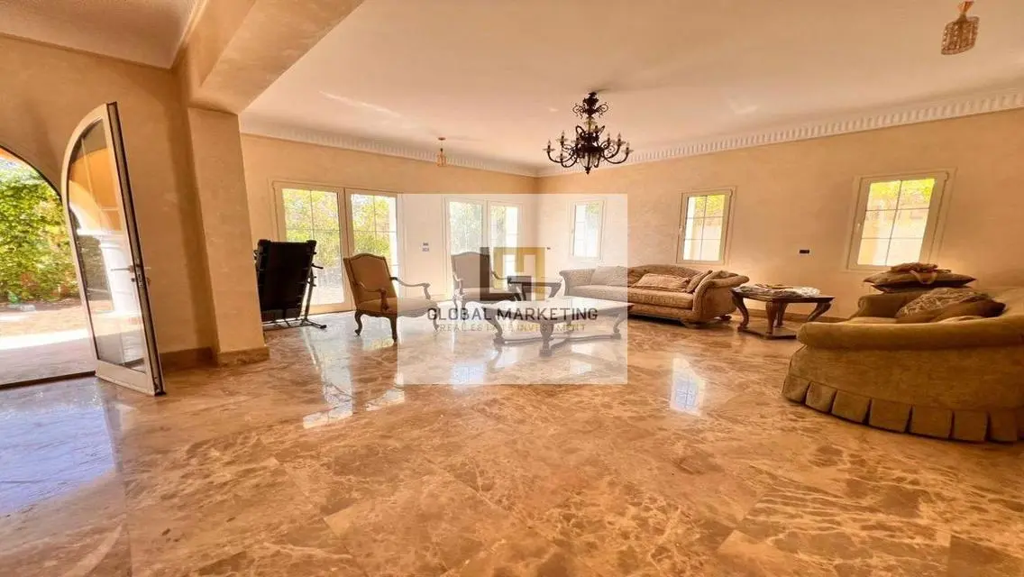 Standalone for rent with classic furniture in Hyde