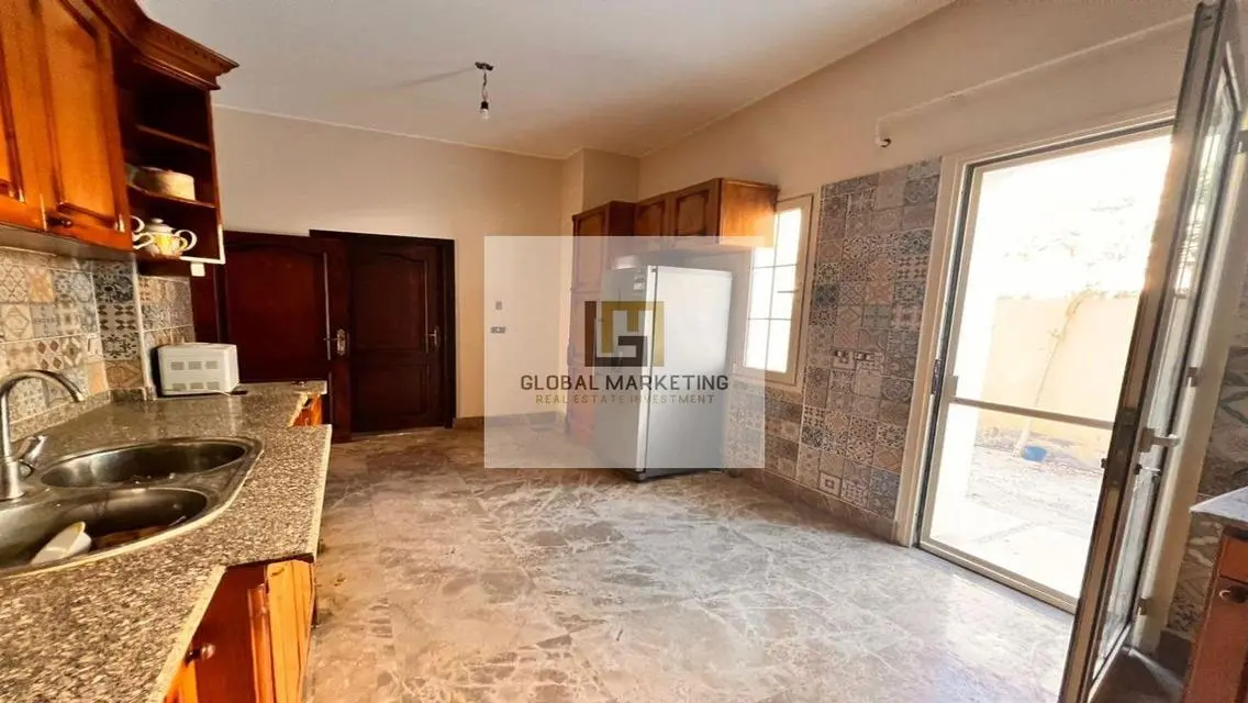 Standalone for rent with classic furniture in Hyde