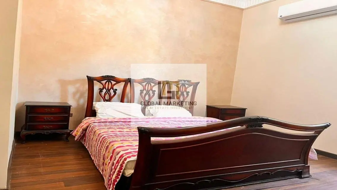 Standalone for rent with classic furniture in Hyde