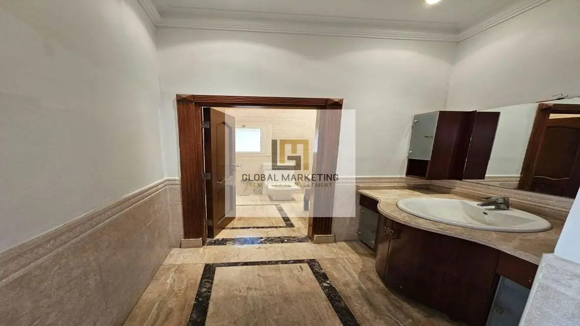 فيلا نص مفروش تشطيب مودرن ايجار في جالريا مون فالي