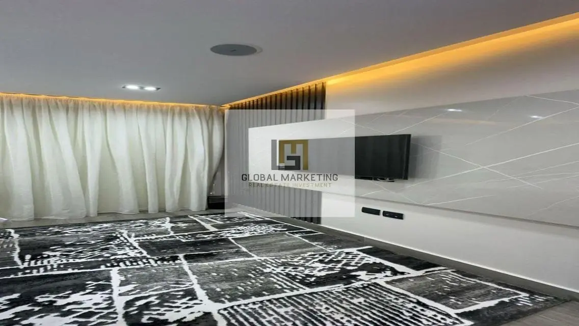 Furnished duplex with garden for rent in Hyde Park