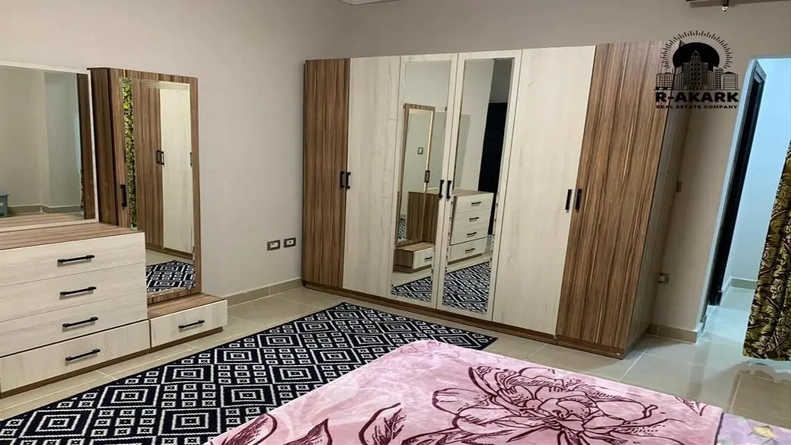 شقة مفروشة للايجار في كمبوند وصال مكيفة وايد جاردن
