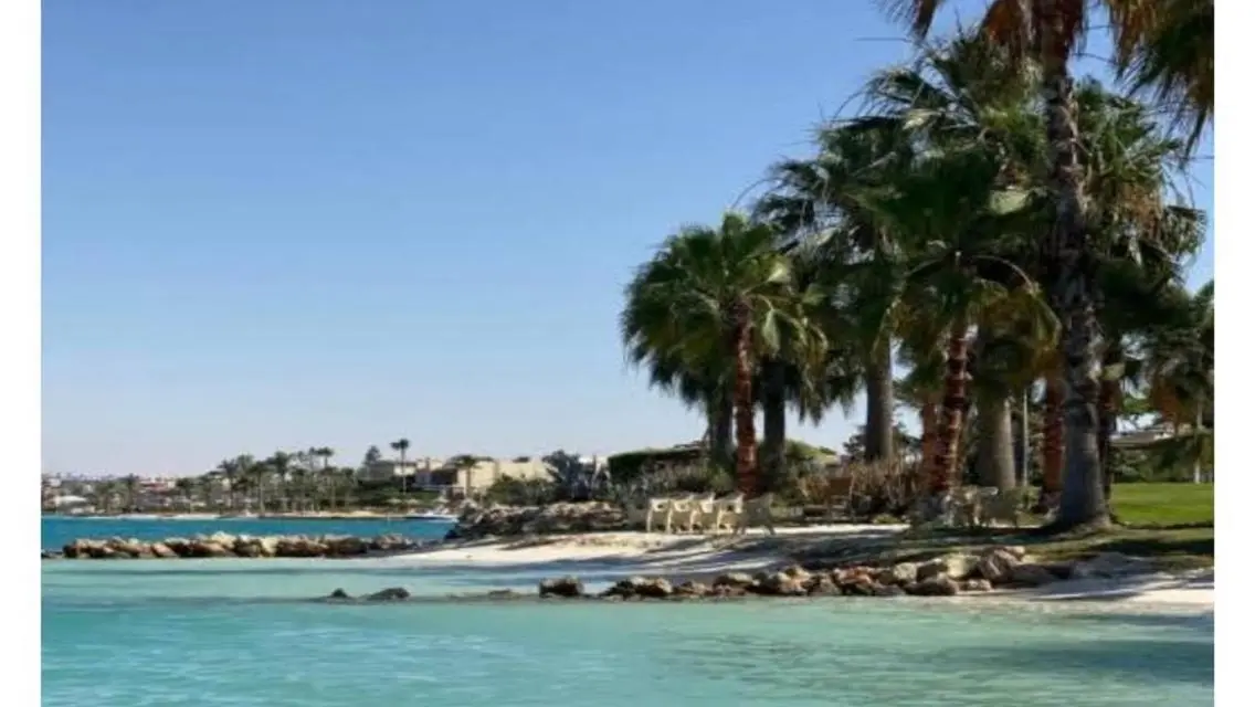 ڤيلا للبيع اول صف بحيره صخريه بحري تشطيب خاص.     