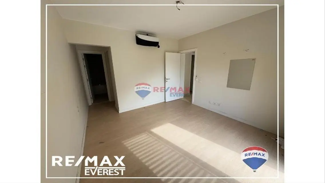 شقة ارضي بحديقة بالمطبخ والتكييفات- كمبوند O-West