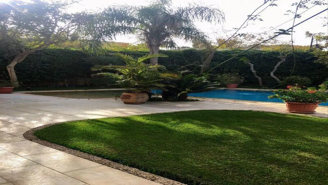 فيلا مستقلة بحمام سباحه للايجار بكمبوند الجزيرة  .