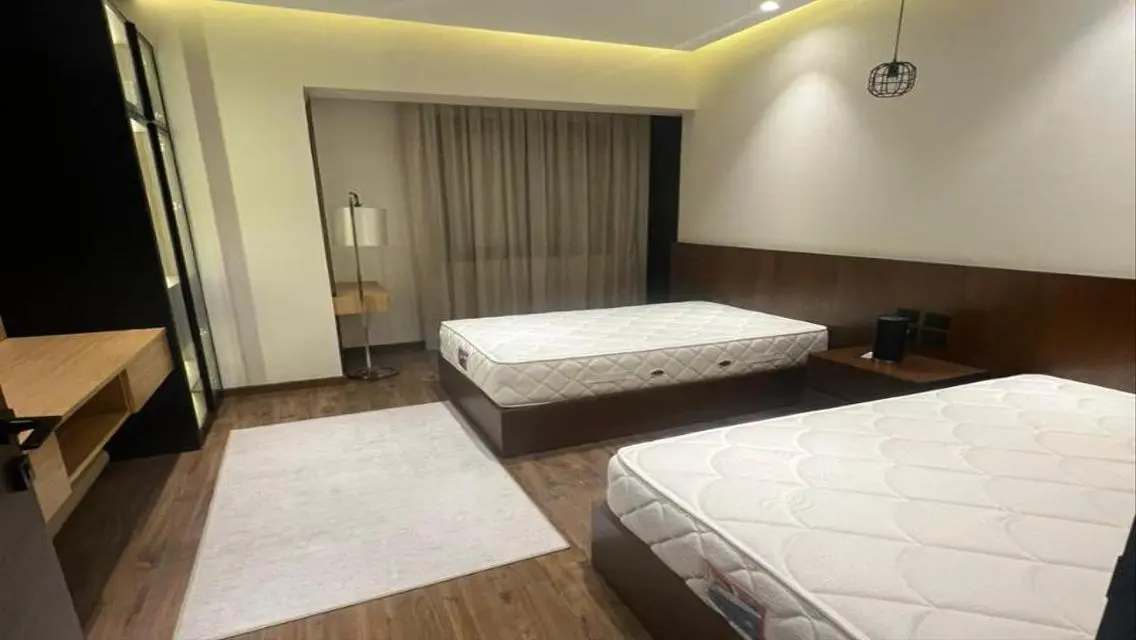 شقه ارضي للايجار كمبوند 6 west فرش مودرن