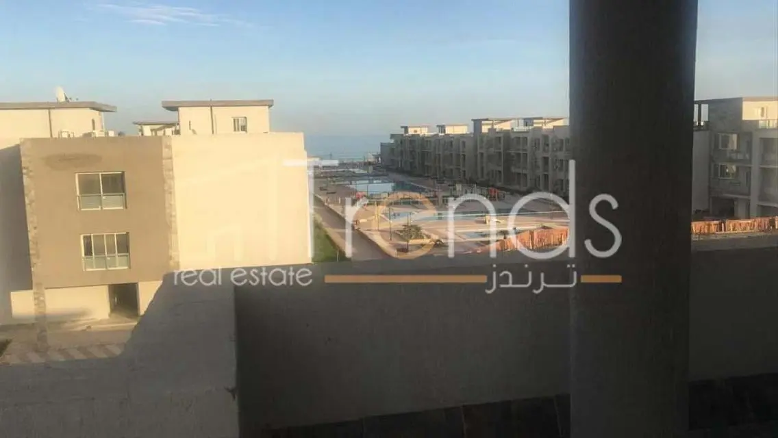 شاليه مع رووف للبيع بحرى  بالمطبخ و التكييفات