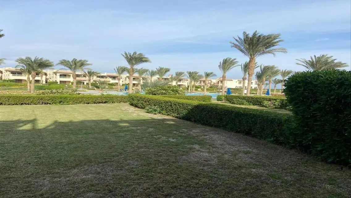 شالية للبيع اول صف بحر قرية لافيستا 7 العين السخنة