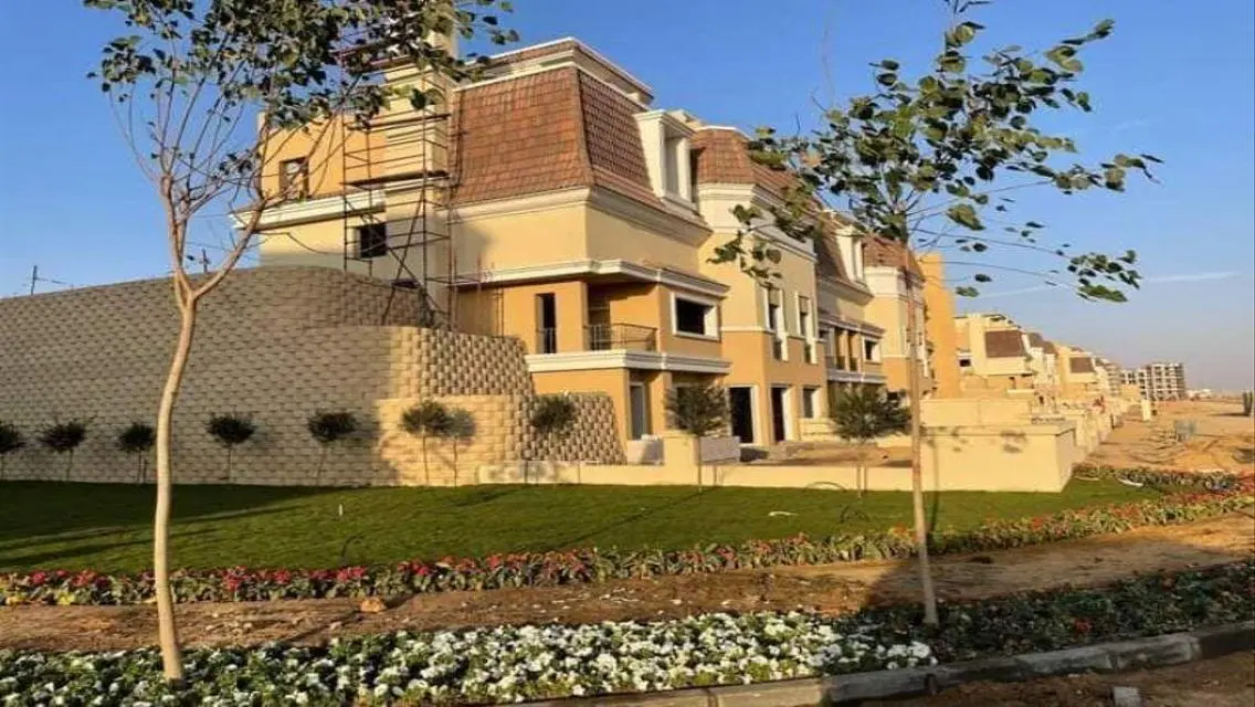 فيلا فاخرة مع حديقة للبيع بسعر مميز في كمبوند سراي
