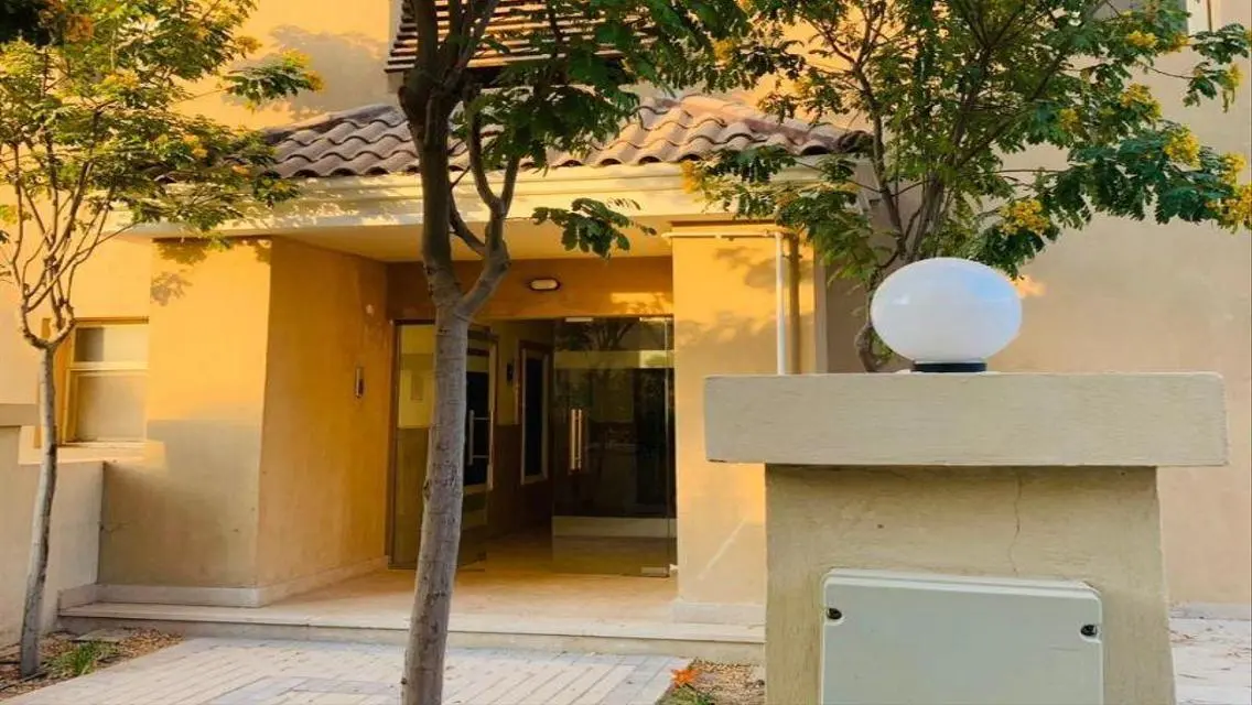 فيلا فاخرة مع حديقة للبيع بسعر مميز في كمبوند سراي
