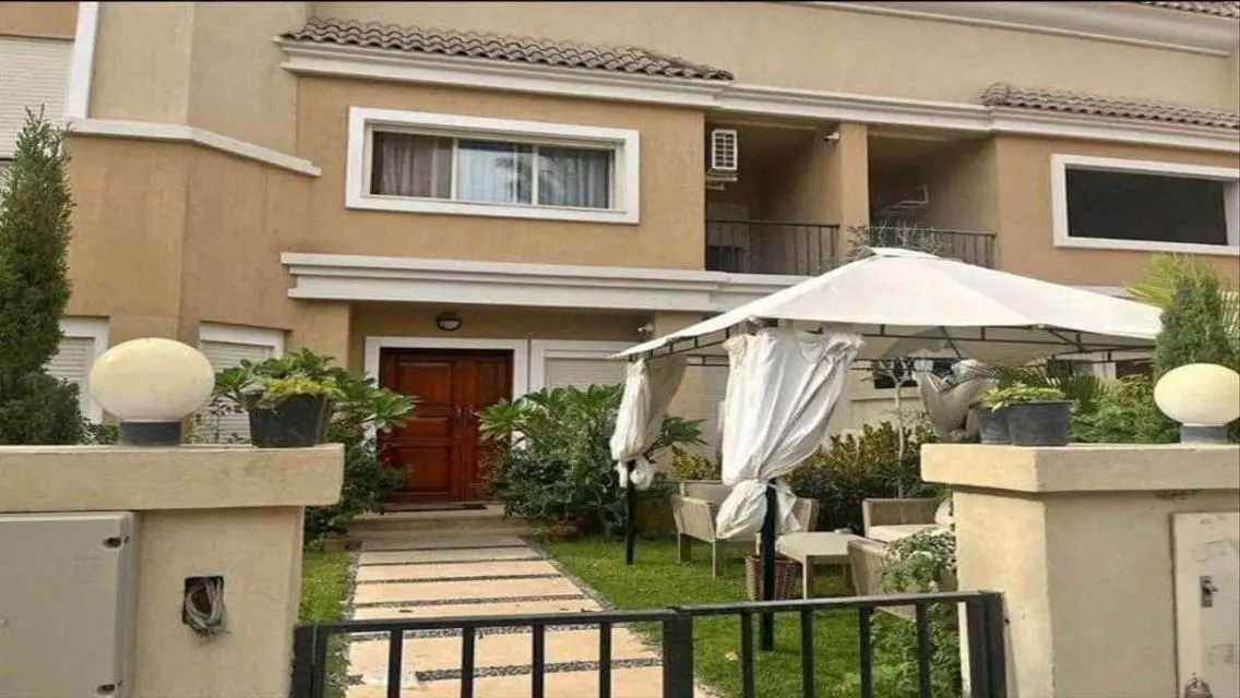 فيلا فاخرة مع حديقة للبيع بسعر مميز في كمبوند سراي