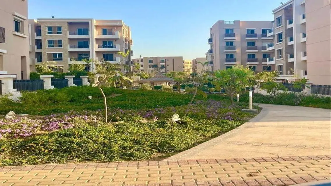 شقه للبيع  في كمبوند تاج سيتي _Taj City