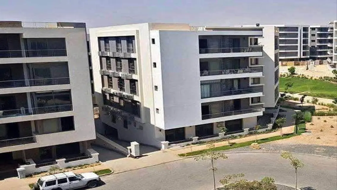 شقه للبيع  في كمبوند تاج سيتي _Taj City