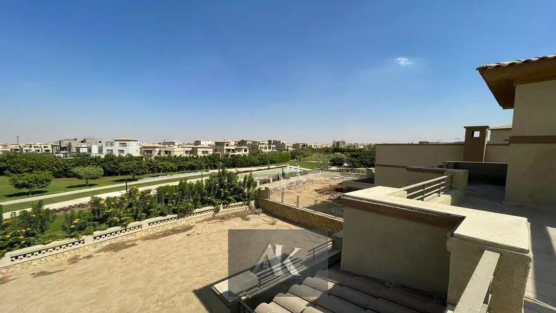فيلا مستقلة رائعة 1000م للبيع في بالم هيلز قطامية