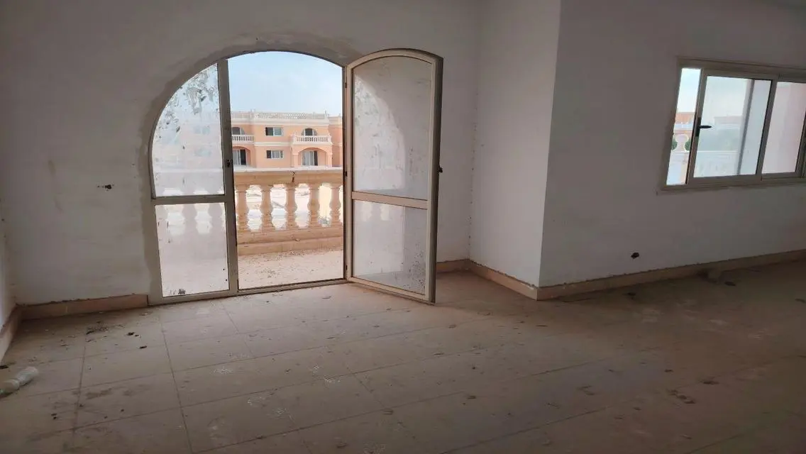 شقة فاخرة بمساحة واسعة في موقع متميز