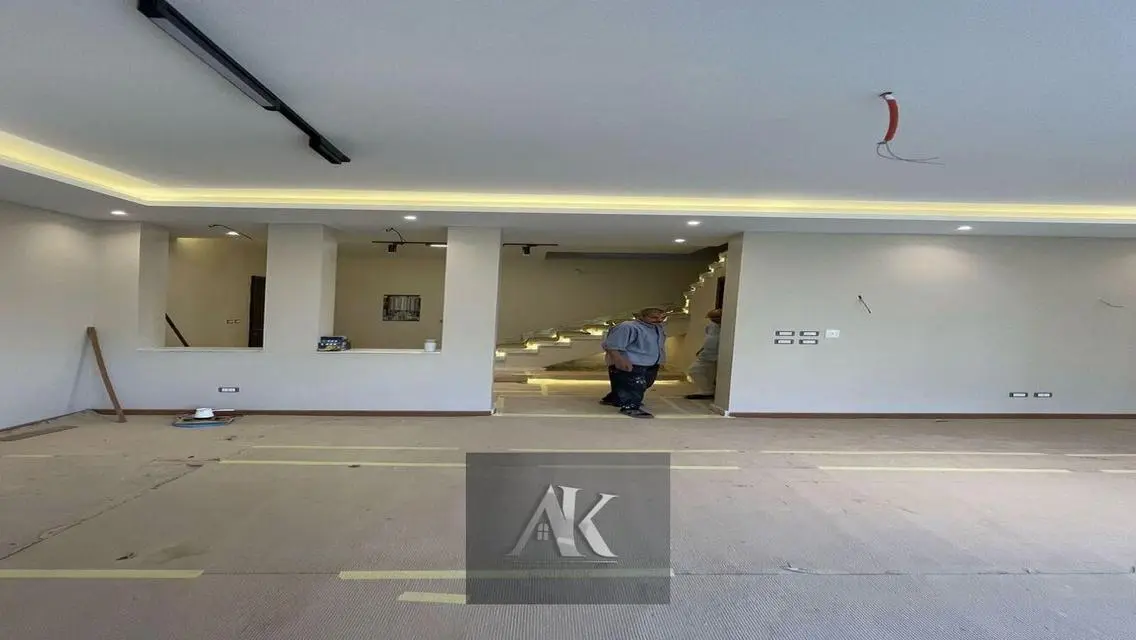 دوبلكس خاص 266م بحديقة للإيجار في ايست تاون