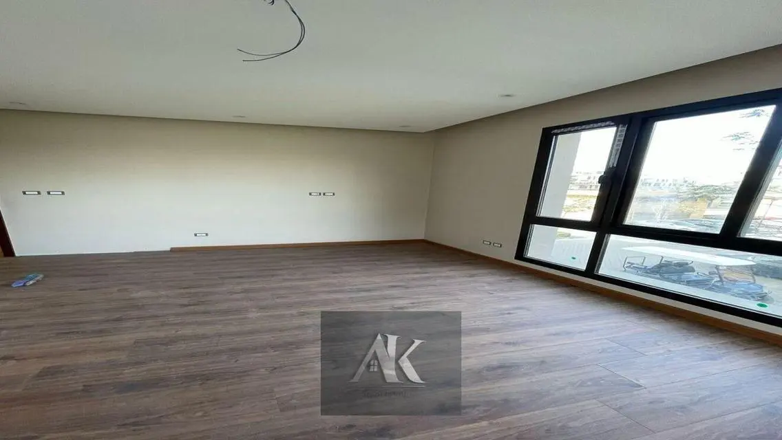 دوبلكس خاص 266م بحديقة للإيجار في ايست تاون