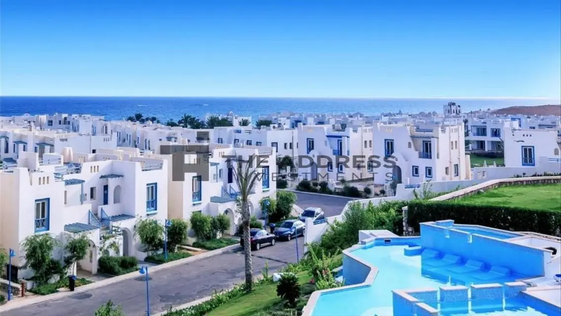 شالية متشطب بالتكيفات علي البحر بقسط شهري 25 ألف