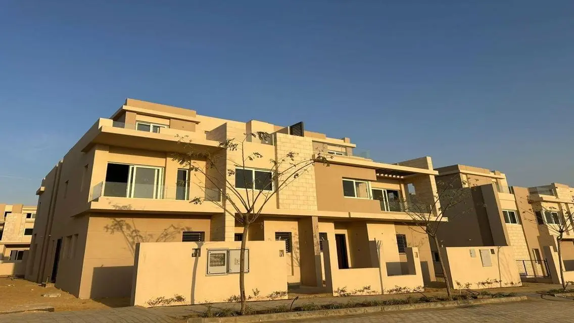 تاون هاوس جاهز للسكن بموقع مميز في تاوني هايد بارك