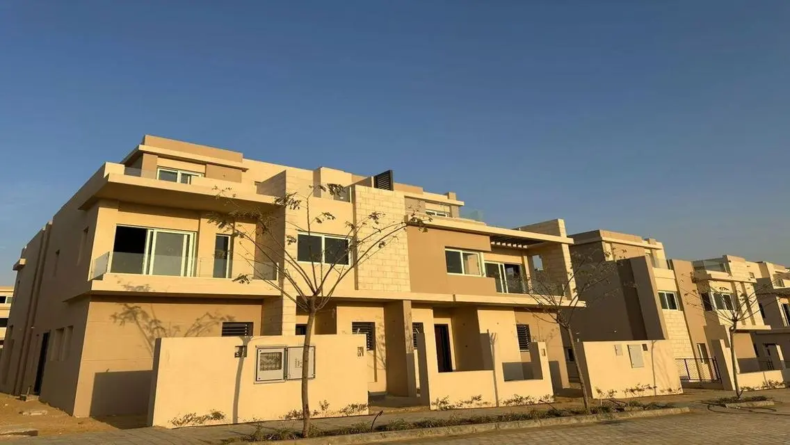 تاون هاوس جاهز للسكن بموقع مميز في تاوني هايد بارك