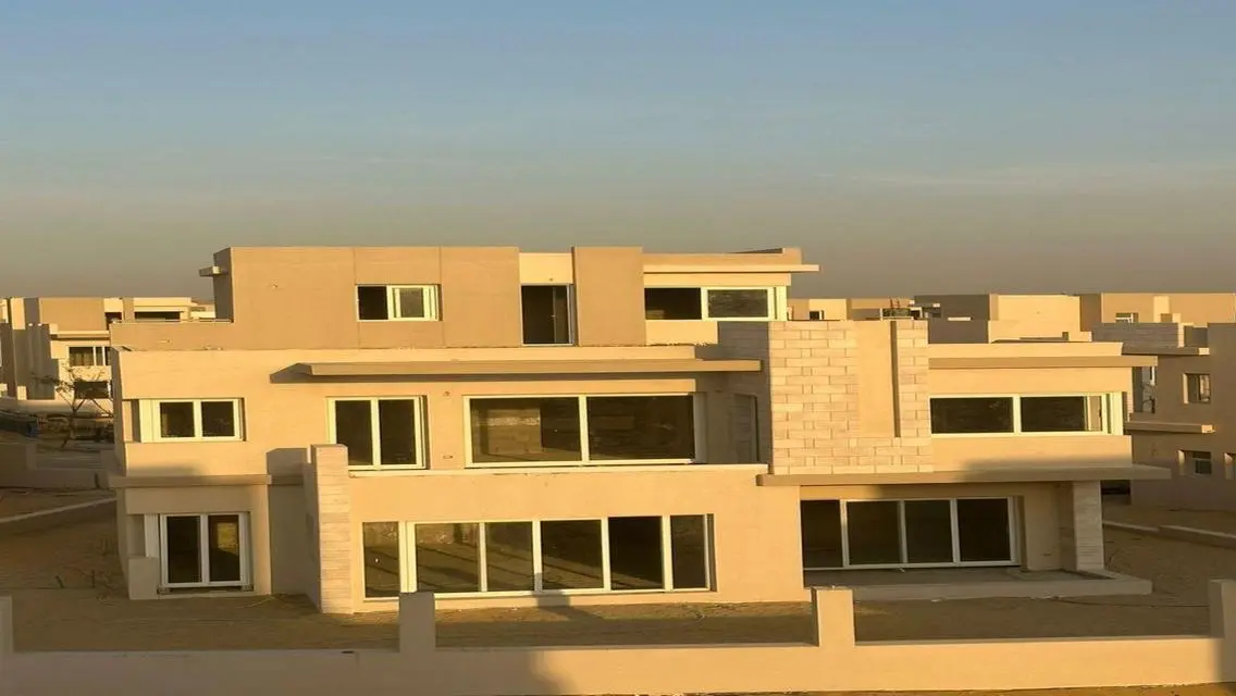 تاون هاوس جاهز للسكن بموقع مميز في تاوني هايد بارك